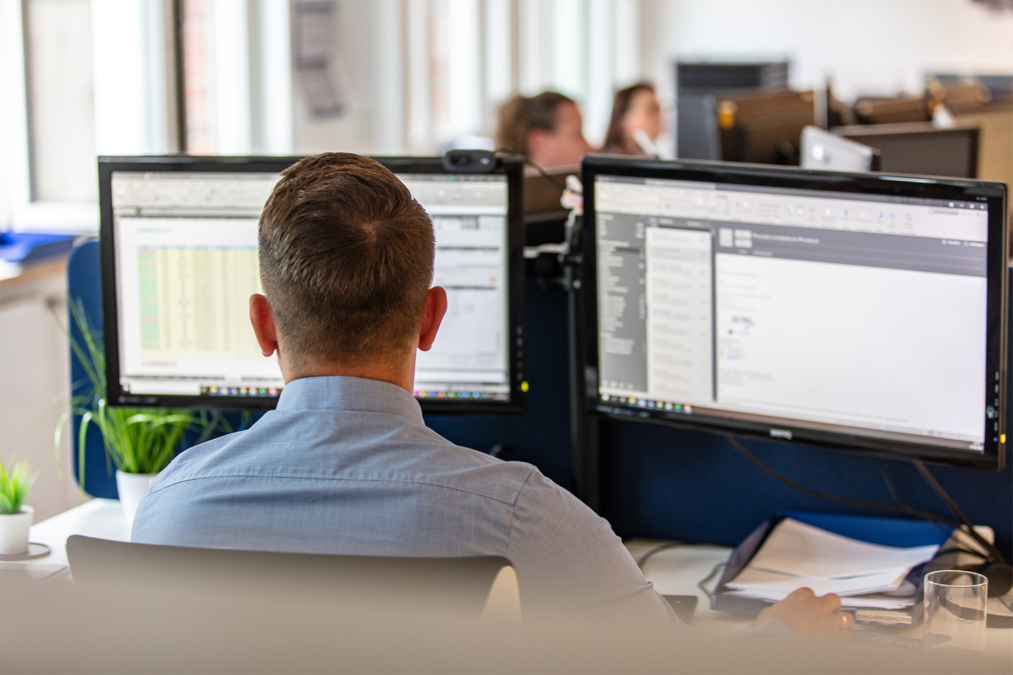 saco bremen kollege am monitor bei der arbeit