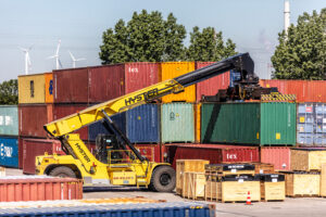 reach stacker im einsatz geschichte von saco