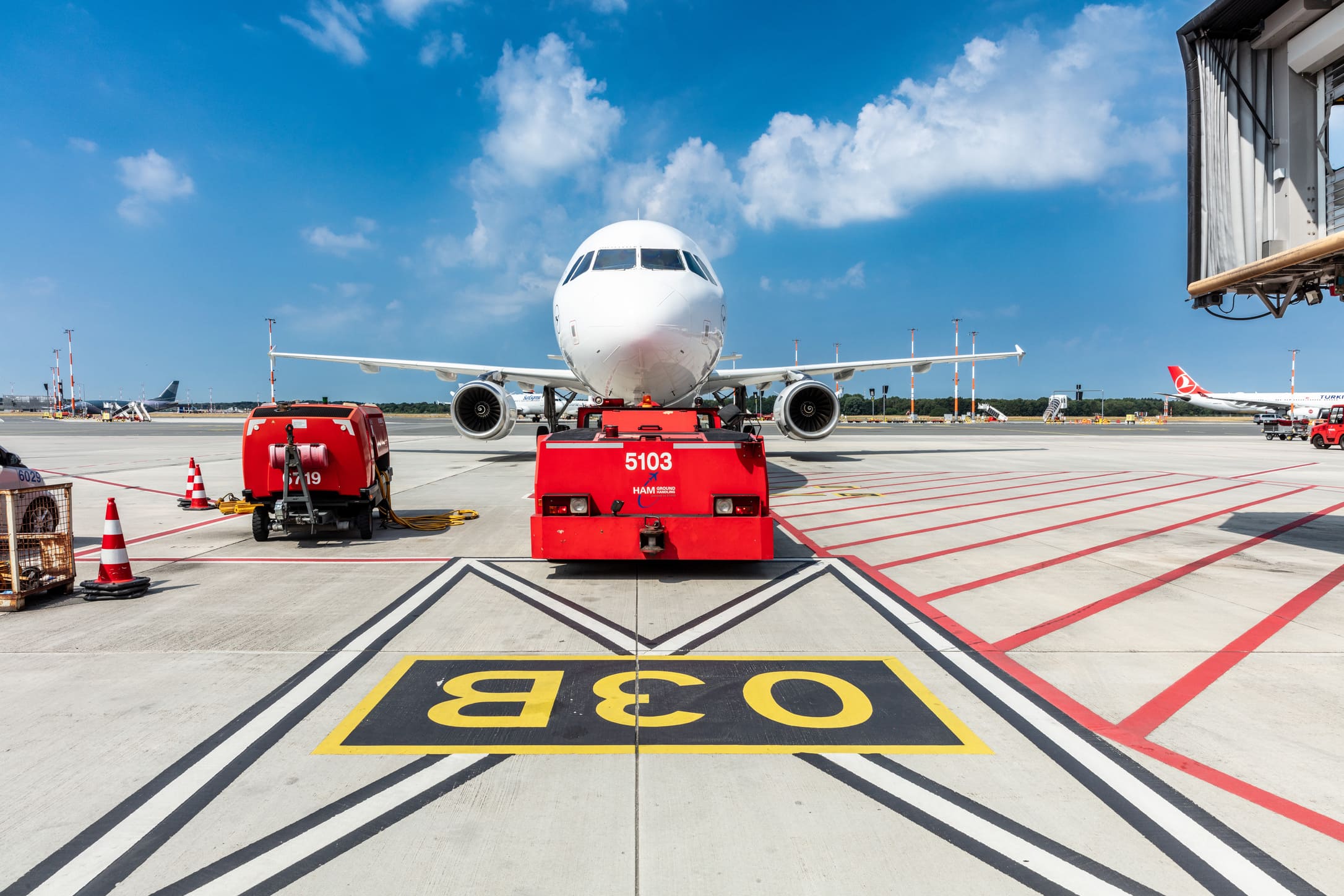 Frachtflugzeug der SACO AIR auf dem Flugplatz