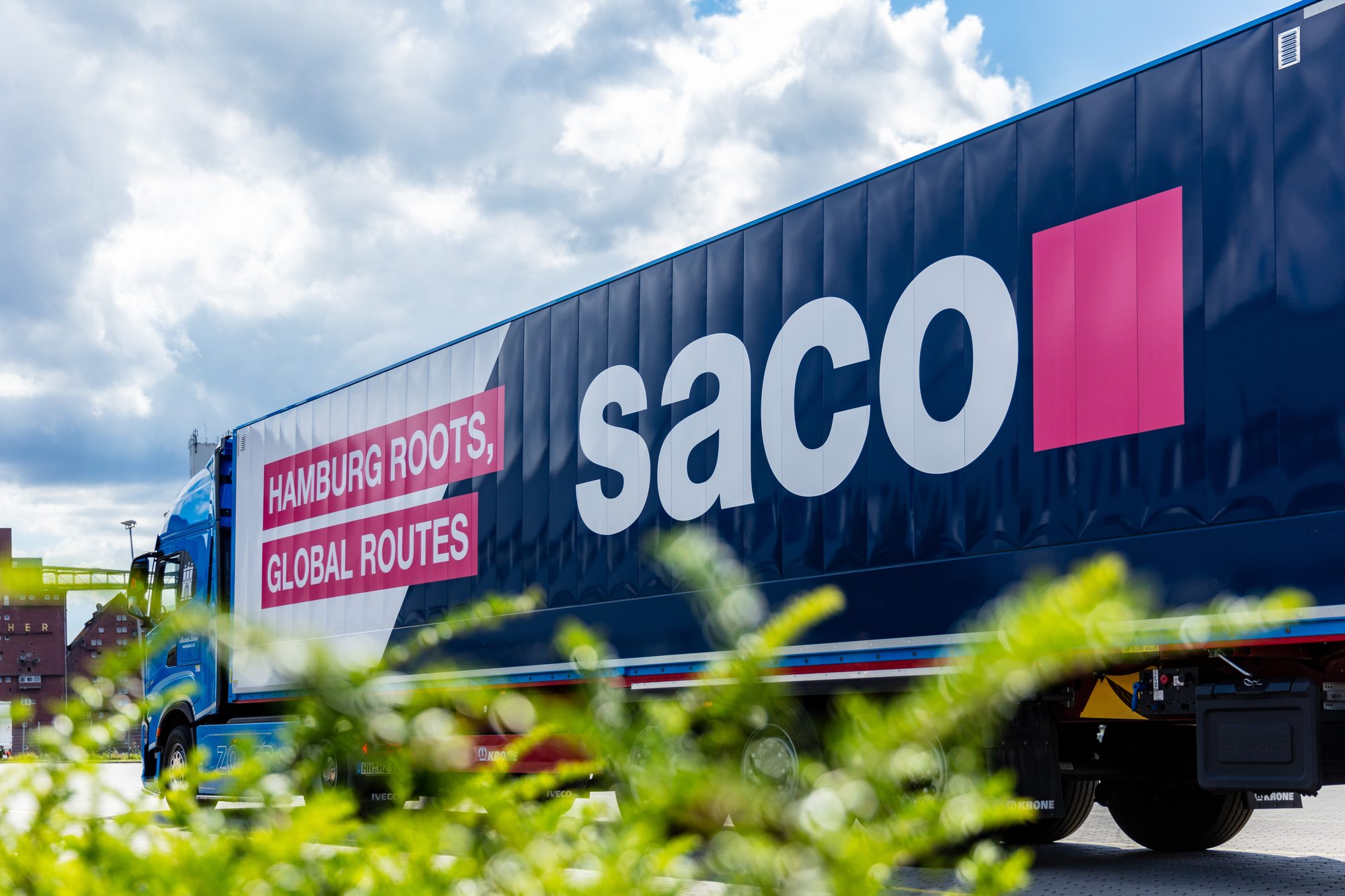 saco Sattelauflieger mit dem Claim „Hamburg Roots, Global Routes" im Hamburger Hafen